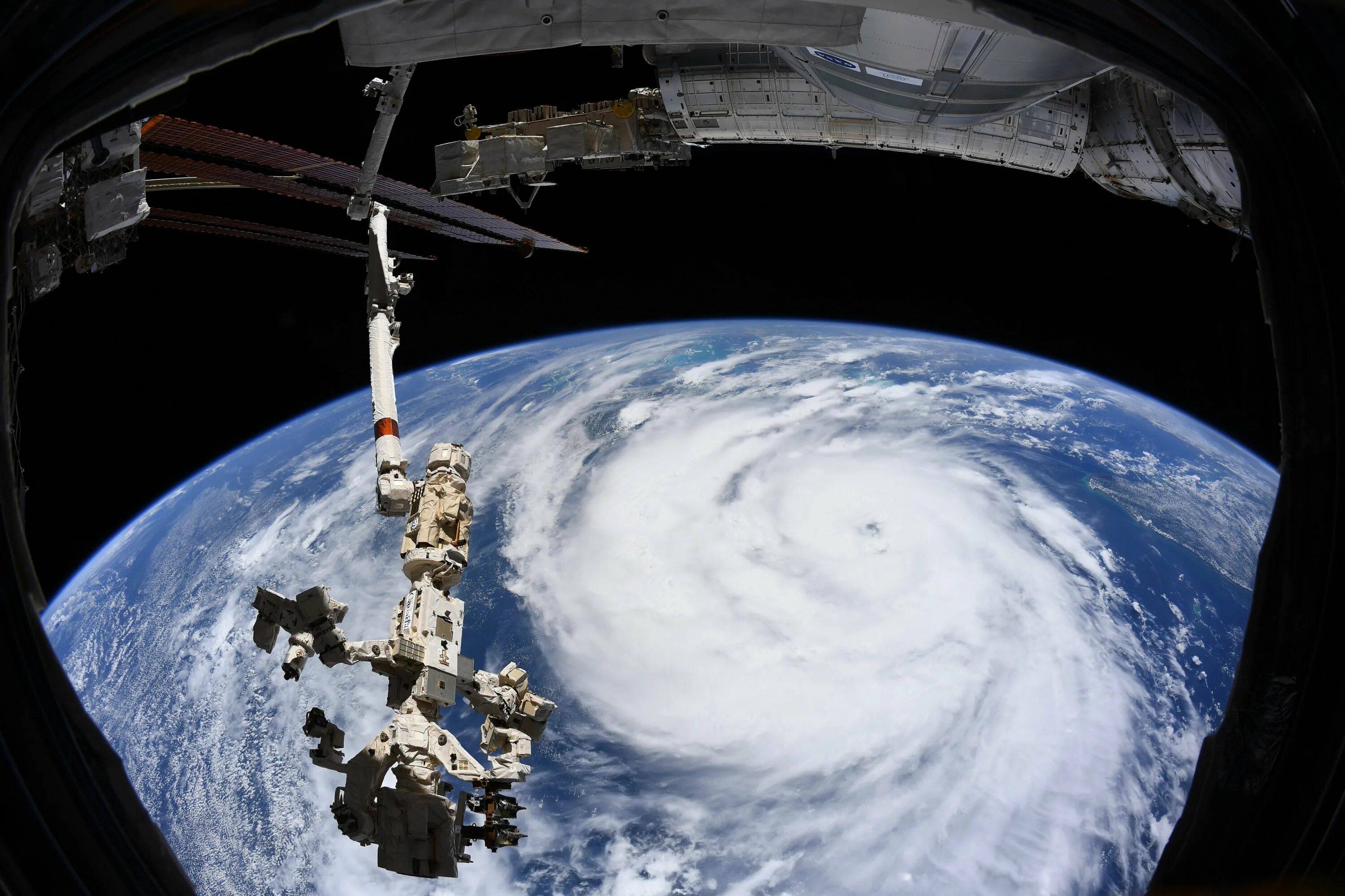 Ураган с космоса. МКС В космосе. Снимки с МКС. Торнадо с космоса.