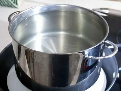 На плите стоит кастрюля с водой