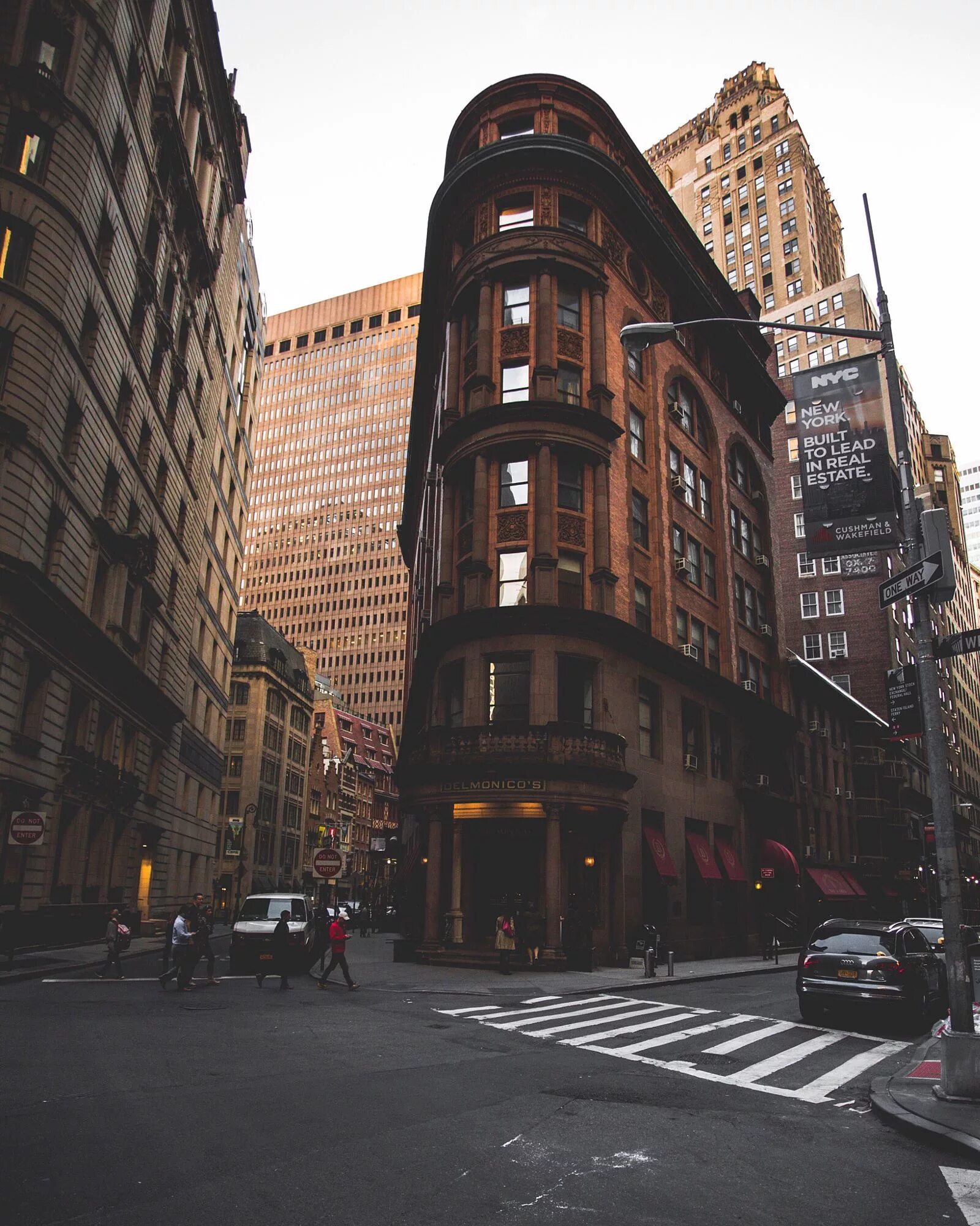 Brown city. Дельмонико Нью-Йорк здание. Дельмонико Нью-Йорк картина. Нью Йорк aesthetic улица. Архитектура города.