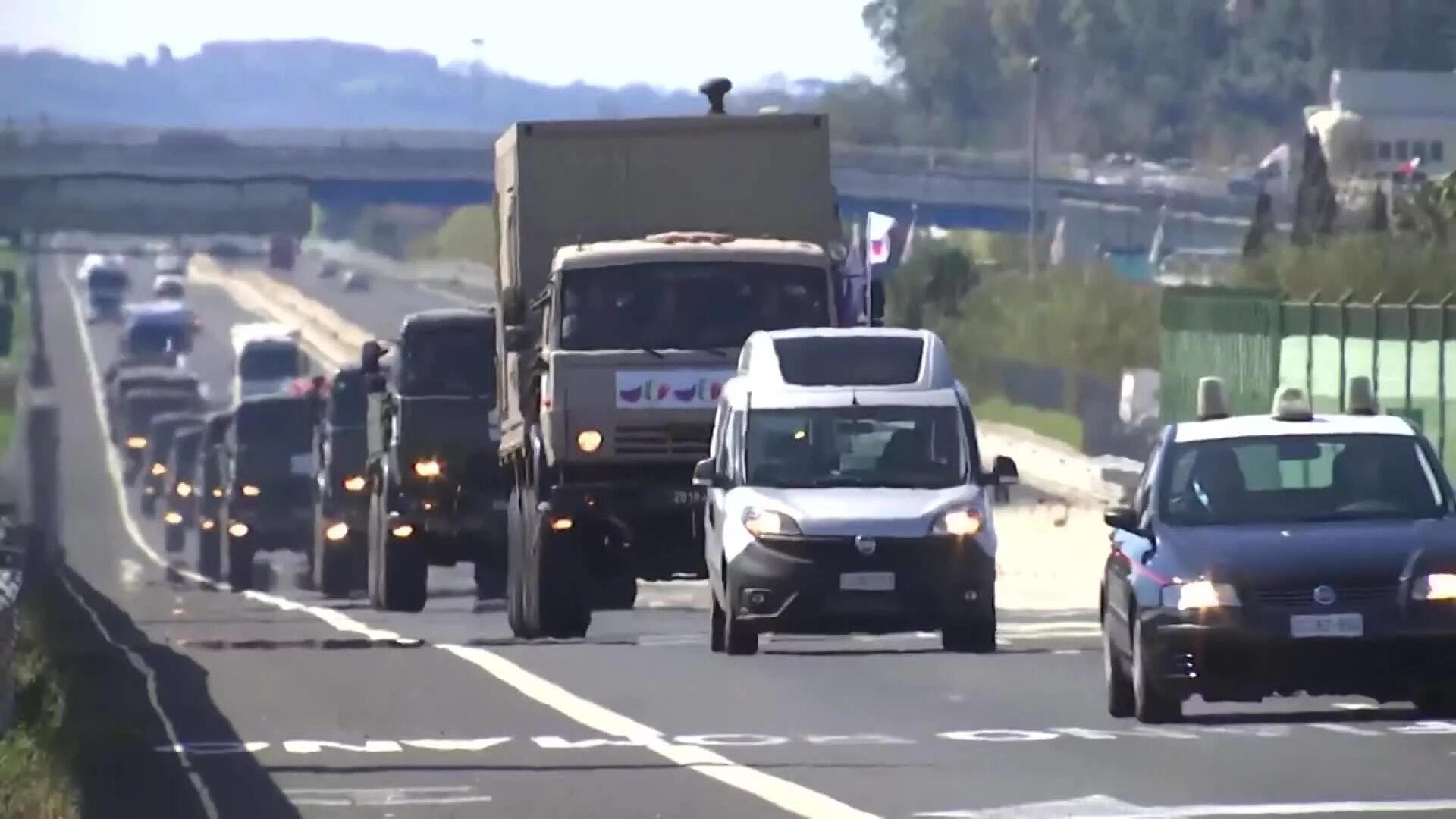 Русские военные КАМАЗЫ В Италии. КАМАЗ В Италии. Колонна КАМАЗОВ. Колонна военных КАМАЗОВ. Военные россии италия