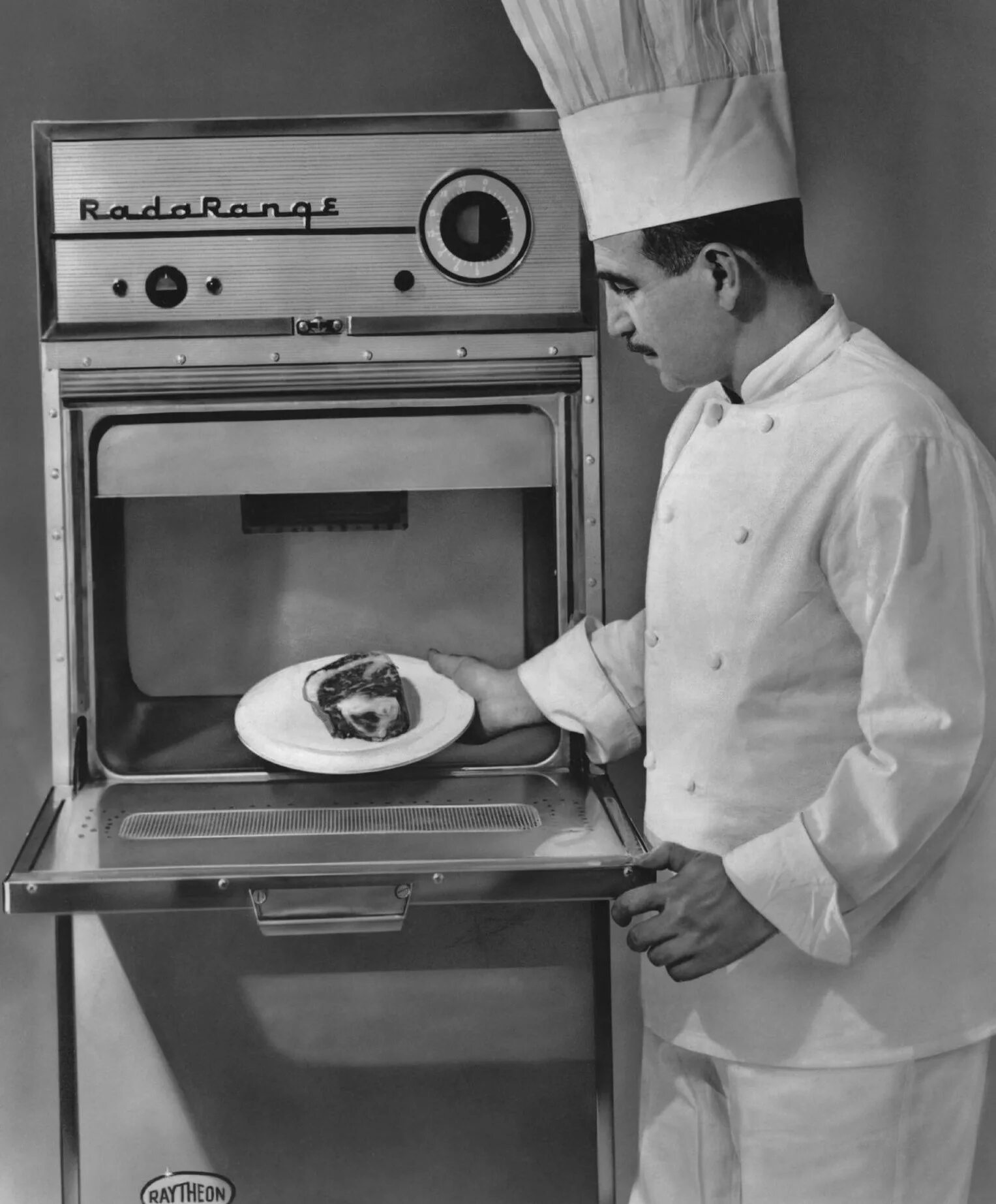 Старая микроволновка что можно. Первая в мире СВЧ-печь «Radarange». Первая микроволновая печь 1947. Первая микроволновая печь 1945. СВЧ-печь «Radarange».