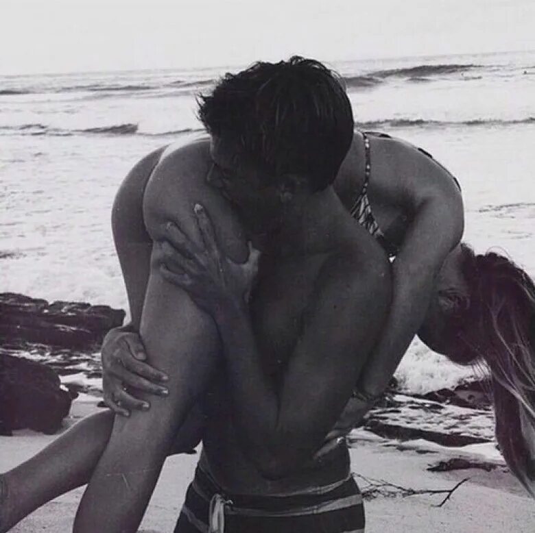 Любовь пошло. Поцелуй на море. Страсть на пляже. Поцелуи на пляже. Страстный поцелуй на берегу.