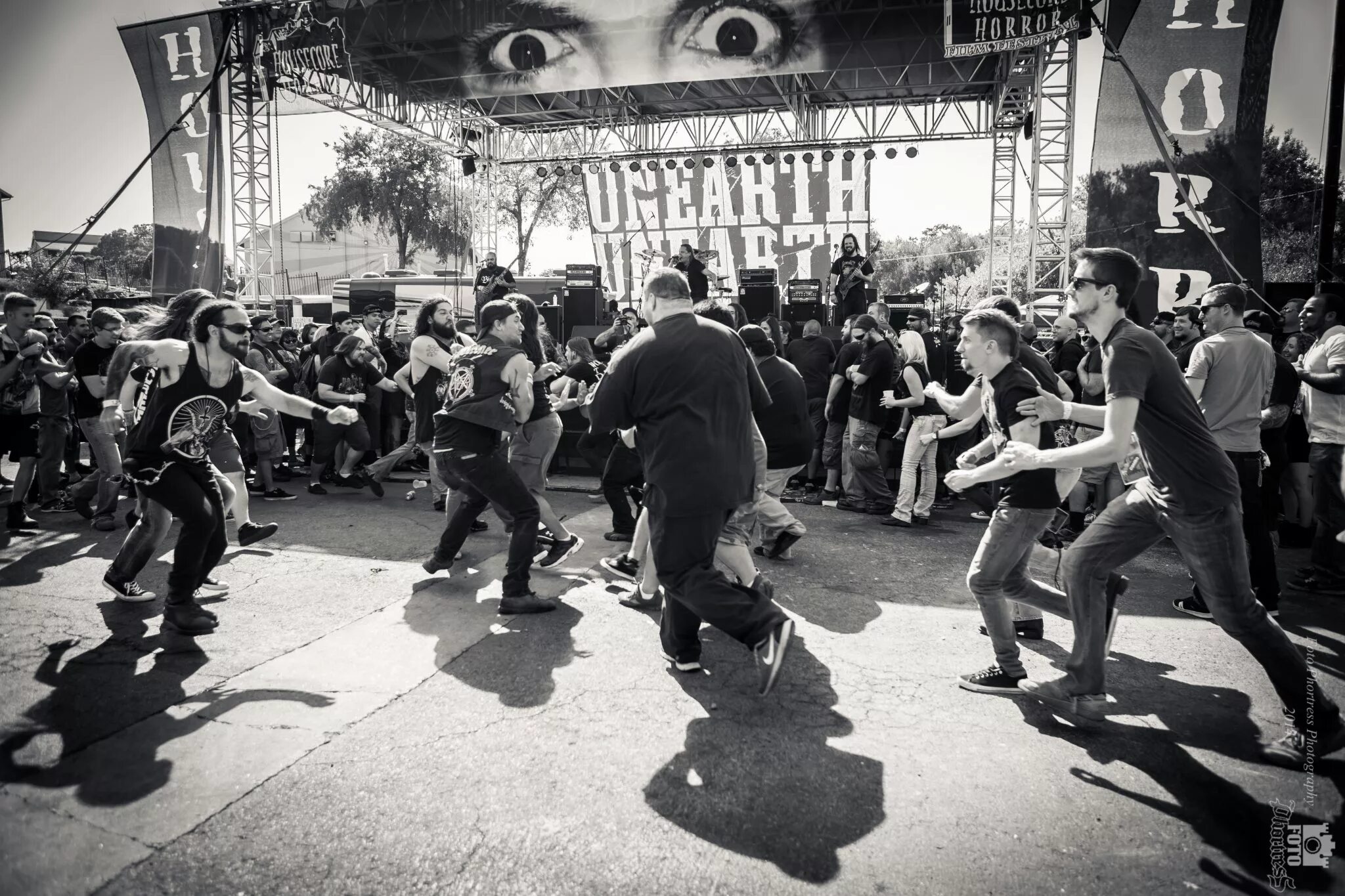 Моу сош. Мош на концерте. The mosh pit куртка. Моу мош. Значок mosh pit.