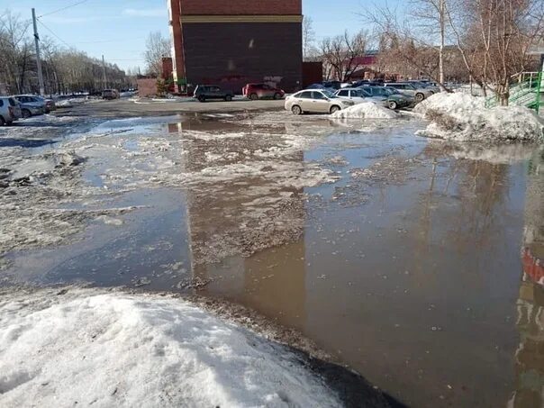 Где затапливает город. Наводнение в Омске. Талые воды. Вода на потоплено на улице. Затопило Омск 2009 год.