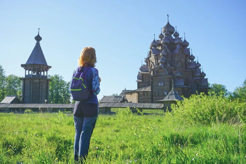 Девушка в храме. Девочка в храме. Фотосессия в храме. Православная женщина.