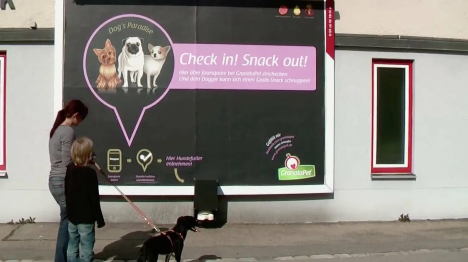 Check upon. Granatapet рекламный щит. реклама checkin. granatapet рекламный щит с кормушкой. dog food billboard.