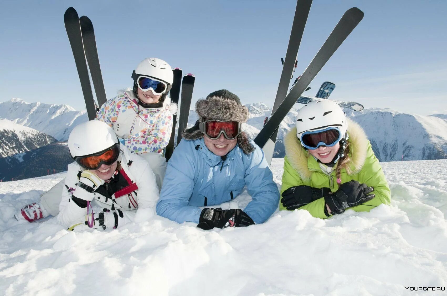 Семья на лыжах. Горные лыжи всей семьей. Семья на горнолыжном курорте. Лыжи зимой с семьей. Семья лыжников