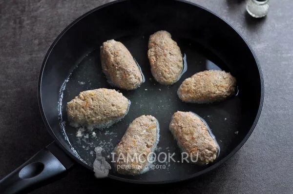 На сковородку можно одновременно положить k котлет. Котлеты на пару в сковородке. котлетки на пару в сковороде. котлеты на пару в кастрюле. котлеты на пару в сковороде диетические.