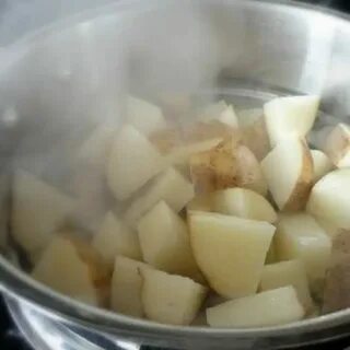 Володя выловил ложкой дымящуюся паром картофелину