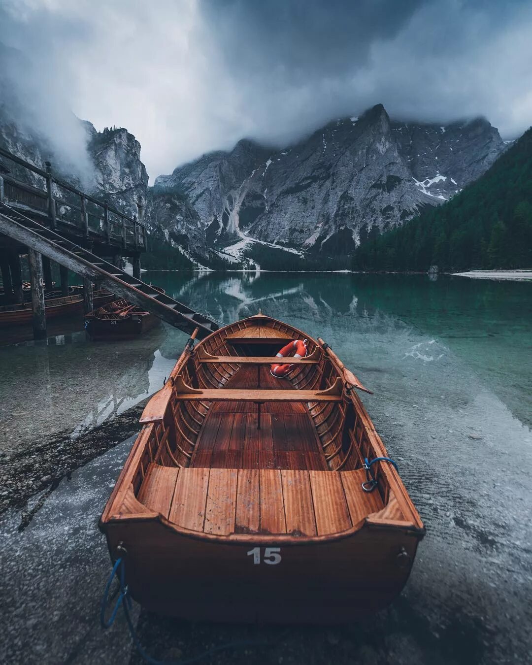 Путешествуем на лодке. Красивая лодка. Лодка на реке. Лодка на озере в горах. Лодка в море.