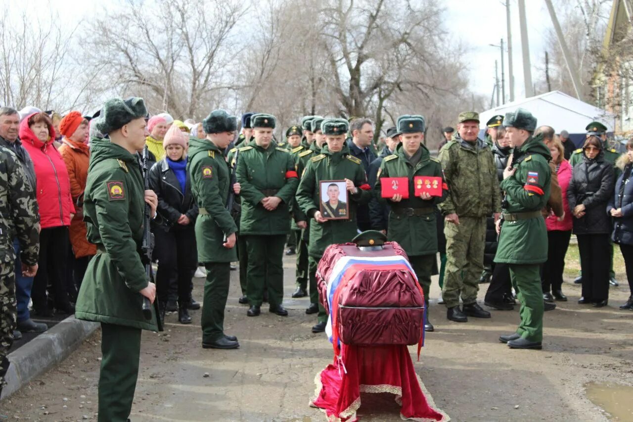 Погребение участника сво. Похороны участника сво Зарайск. Подслушано Углич похороны участника сво. Похороны Эльдара Ларионова.