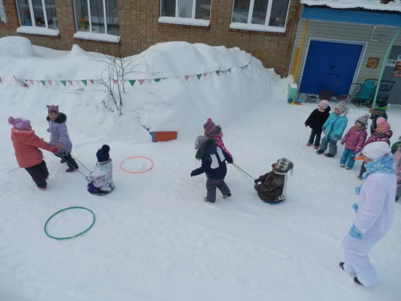 Спортивные развлечения в ДОУ зимой. Зимнее развлечение на улице в детском саду. Развлечения для детей на улице зимой. Зимние спортивные развлечения для детей.
