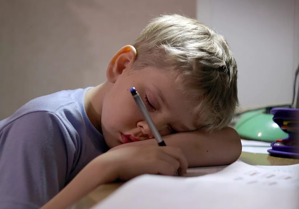 Уставший ребенок. Утомление детей. Вялость у детей. Сонливость у детей.
