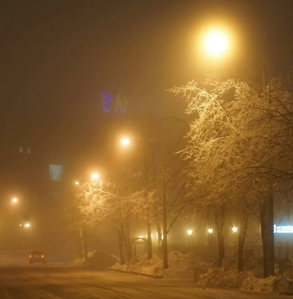 Утро зимой в городе. Город в тумане ночью зимой. Раннее утро зимой. Туманный зимний город. Темнота раннего зимнего