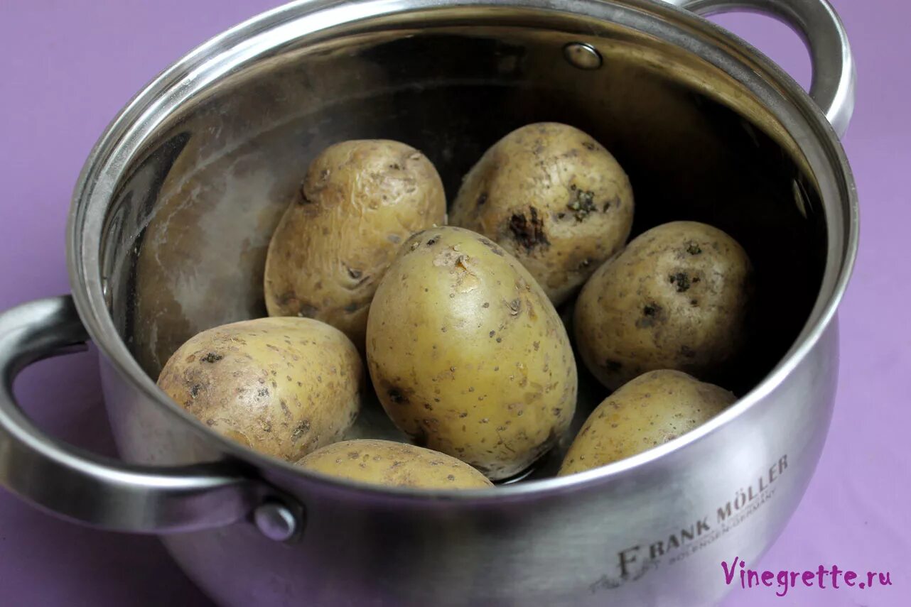 Сколько варить картошку очищенную после закипания. Бульба рецепт. Картофель в мундирах вид сверху картинки.