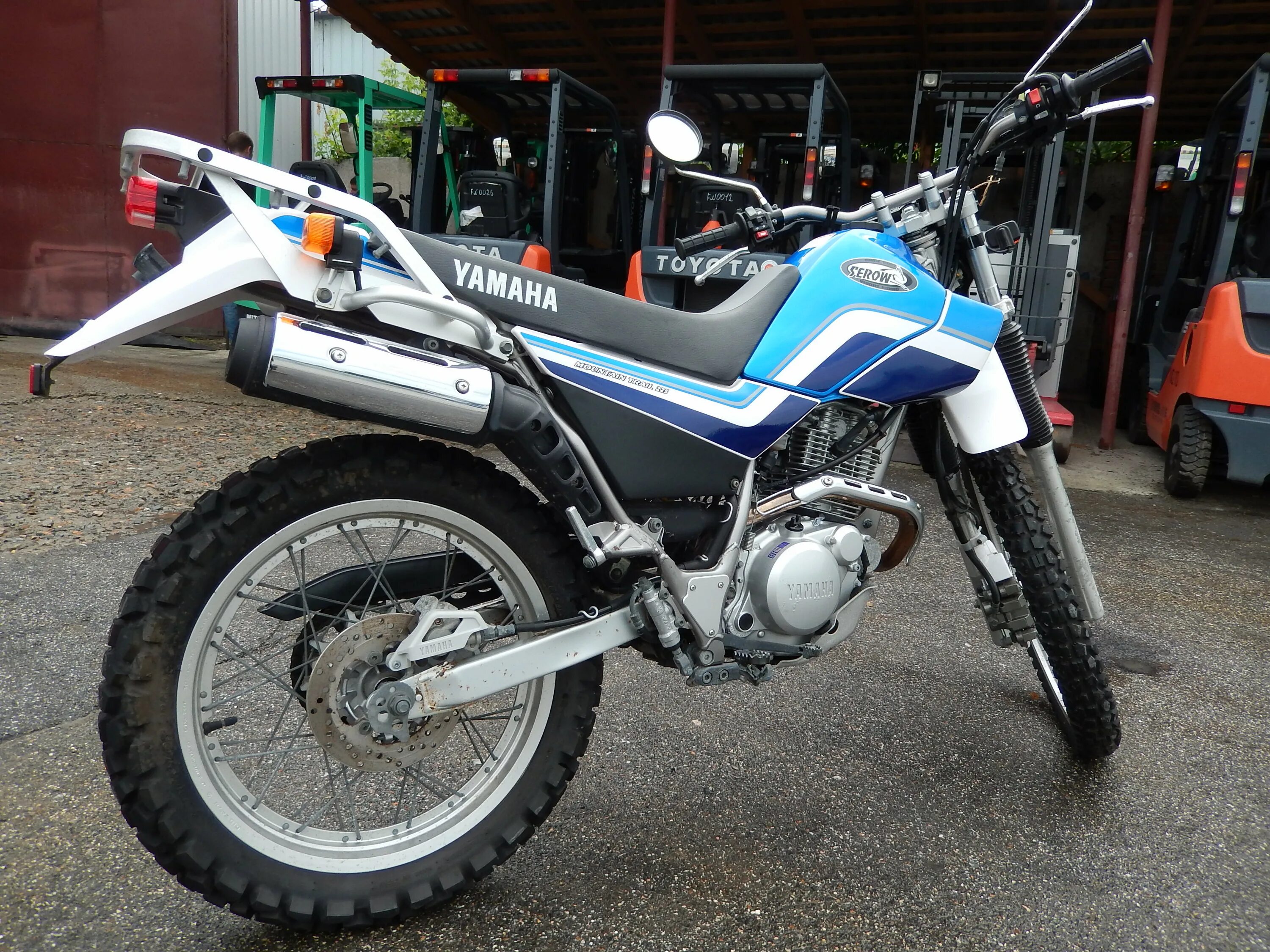 Купить ямаху в хабаровске. Yamaha Serow 225 2005. Эндуро Ямаха Серов 225. Yamaha Serow 2004. Ямаха 225 мотоцикл.