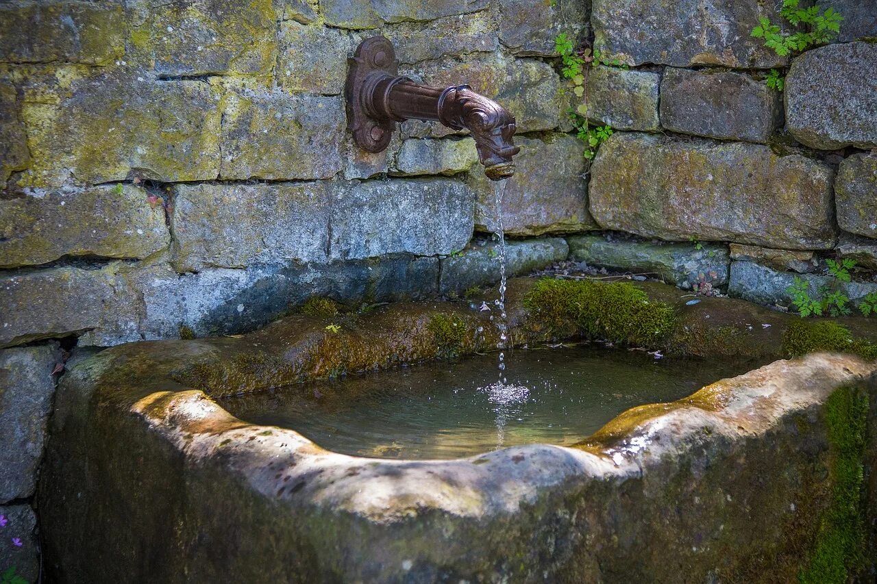 Water fountain перевод на русский. Фонтанчик с водой. Фонтан источник воды. Вода в фонтане. Фонтанчики питьевой воды в стене.