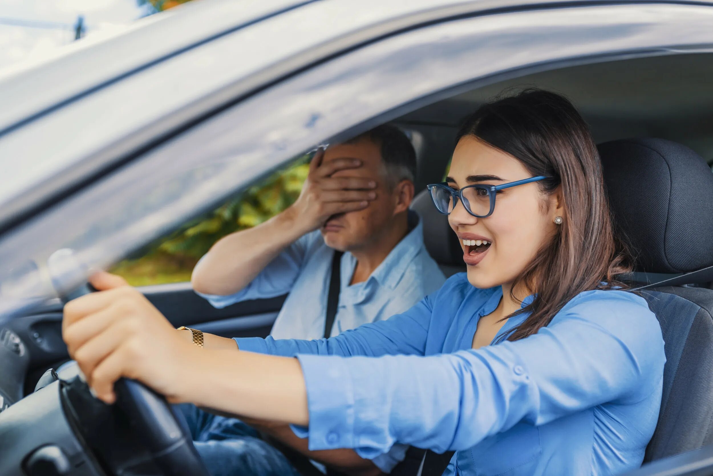 People drive a car. Вождение с инструктором. Урок в автошколе. Инструктор автошколы. Вождение в автошколе.