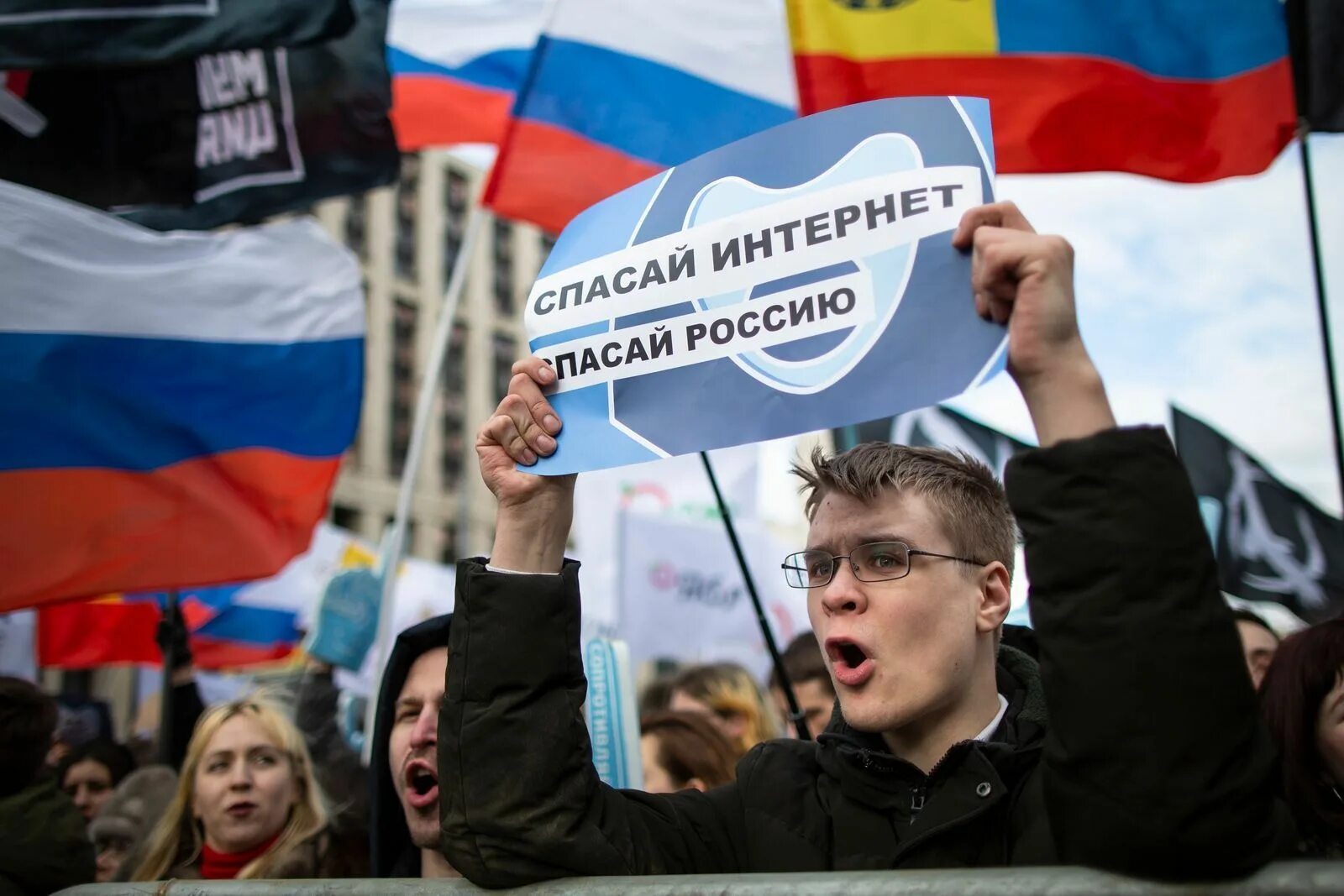 Что такое суверенный интернет. Суверенный интернет. суверенный рунет. суверенный интернет мем.