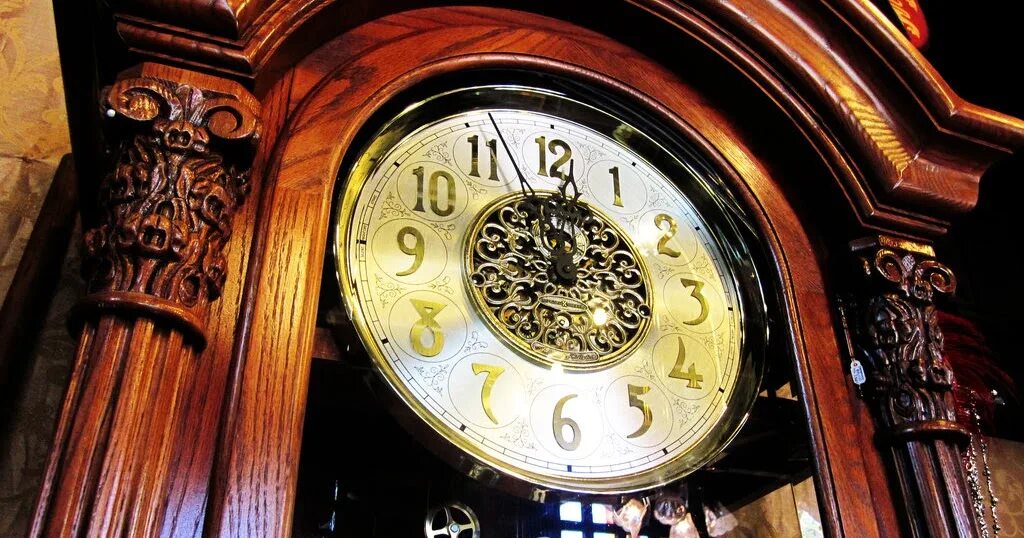 Старинные часы. Антикварные часы. Старинные настенные часы. Большие старинные часы.