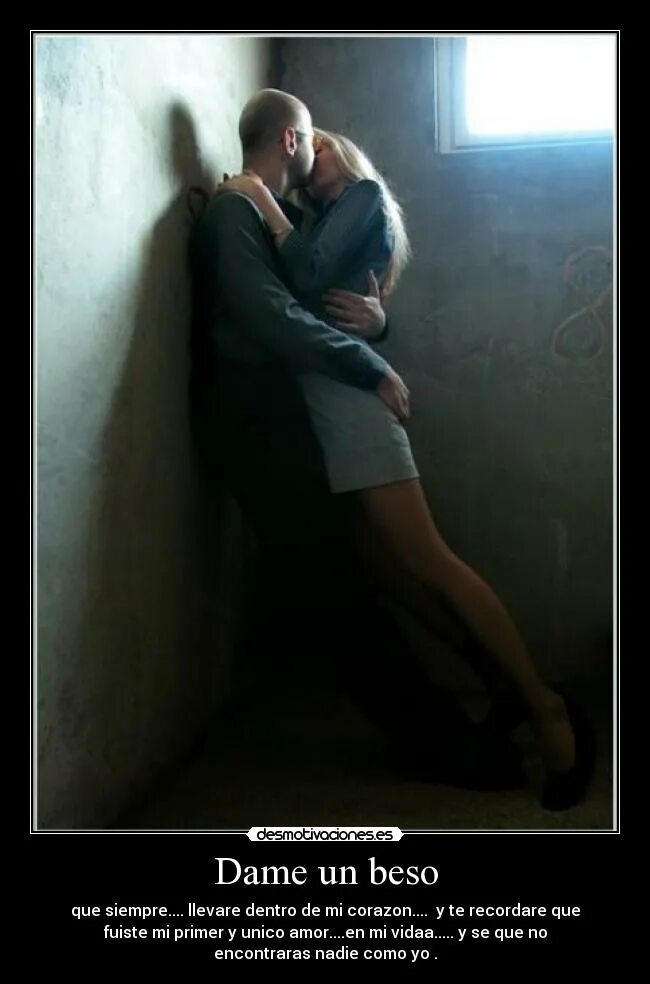 целовались в парадной. фото парочек в подъезде. фильм 14+ волков. поцелуй у двери. поцелуй возле стены.