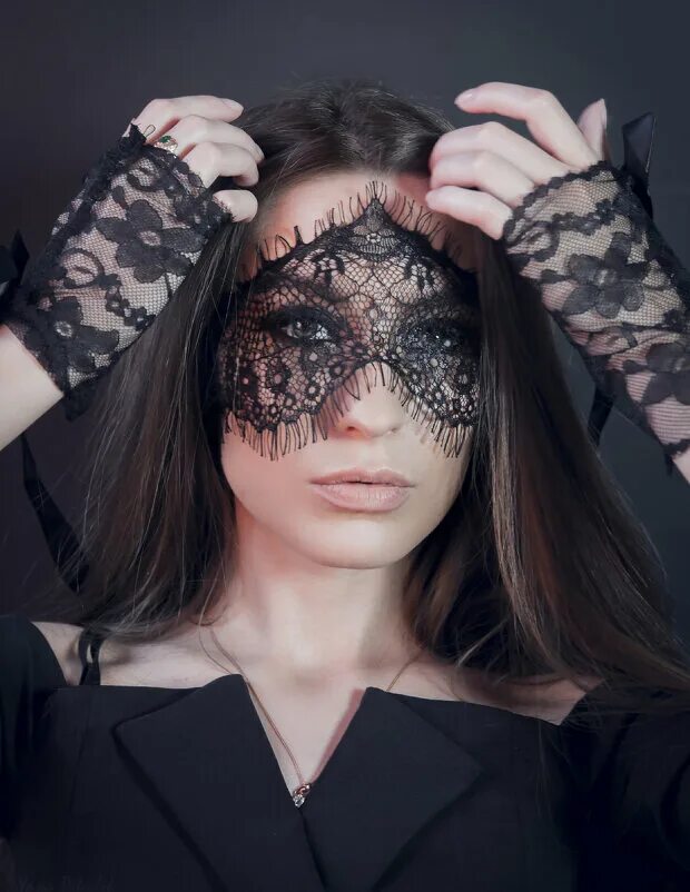 Девушка в кружевной маске. Фотосессия в кружевной маске. Девушка в кружевной маске. Женщина в кружевной маске. Маска ажурная на глаза.