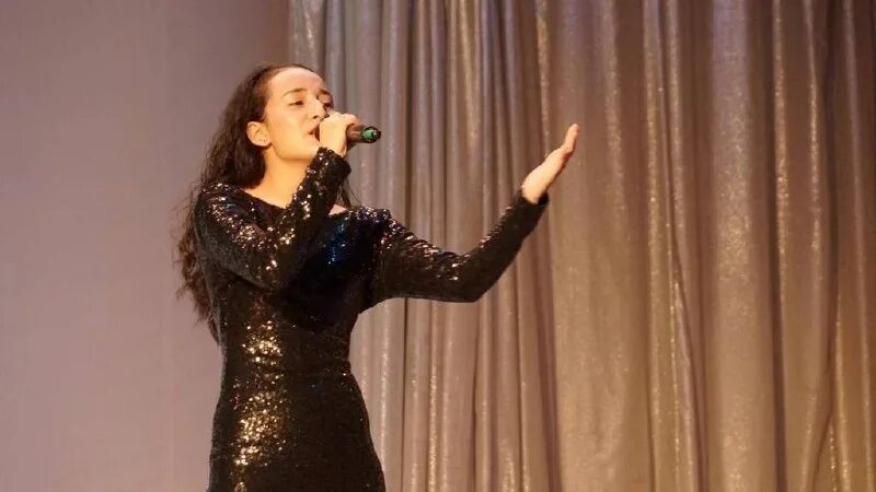 Эстрадный вокал преподаватели. Педагог по вокалу. Индивидуальные занятия по вокалу. Преподаватель вокала. Уроки вокала.