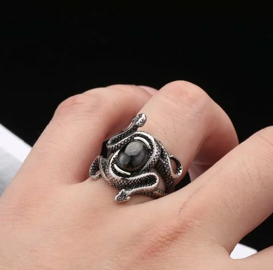 Змея черный камень. Кольцо змея мужское. Кольцо змея с камнем. Мужской перстень со змеями. Кольцо змея с овальным камнем.