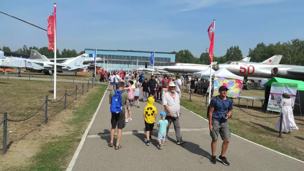 Входная дверь армада. 7,5 см гарда медный антик. Двери монино. Входные двери армада дверь входная армада роял вуд. Монино 2022.