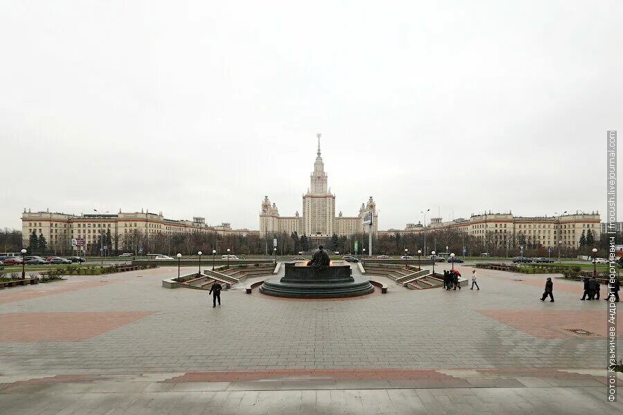 Площадь мгу. Площадь перед МГУ. Площадка перед МГУ. Сквер перед МГУ.