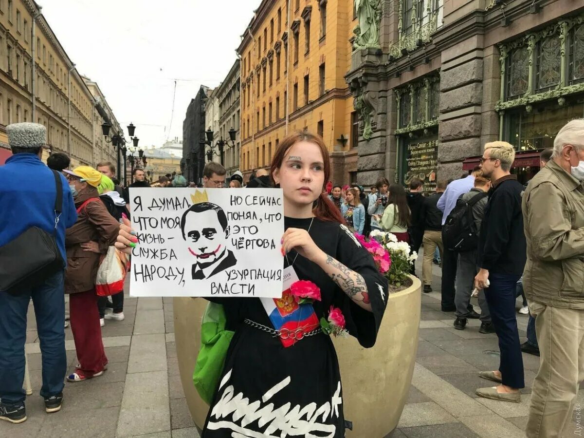 Избита феминистка. Митинг против Путина. Вебкамщица на митинге в Москве. Протесты против Путина 2020. Плакаты на митинг против Путина.