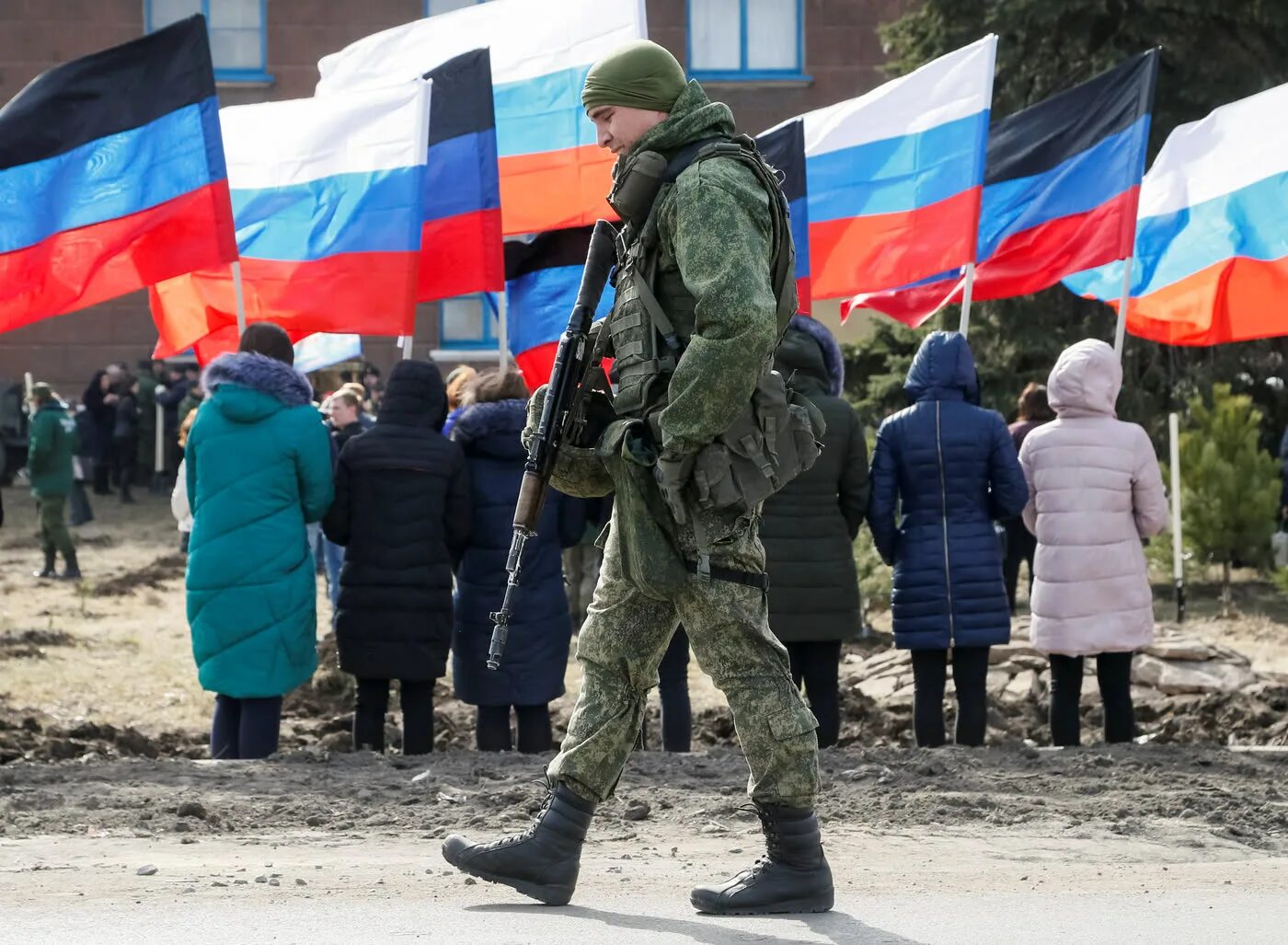 Почему сегодня в украине. Украинские военные. Солдаты России. Российские военные на Украине.