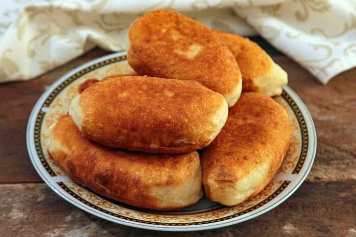 Жареные пирожки на сковороде с картошкой кефире. Пышные жареные пирожки. пирожки на кефире жареные. тесто для жареных пирожков. пирожки на пресном тесте жареные.