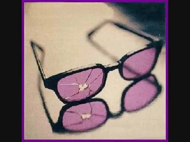 Розовыми очками во внутрь. Розовые очки. Розовые очки бьются стеклами. Розовые очки фразеологизм. Розовые очки разбиваются стеклами внутрь.