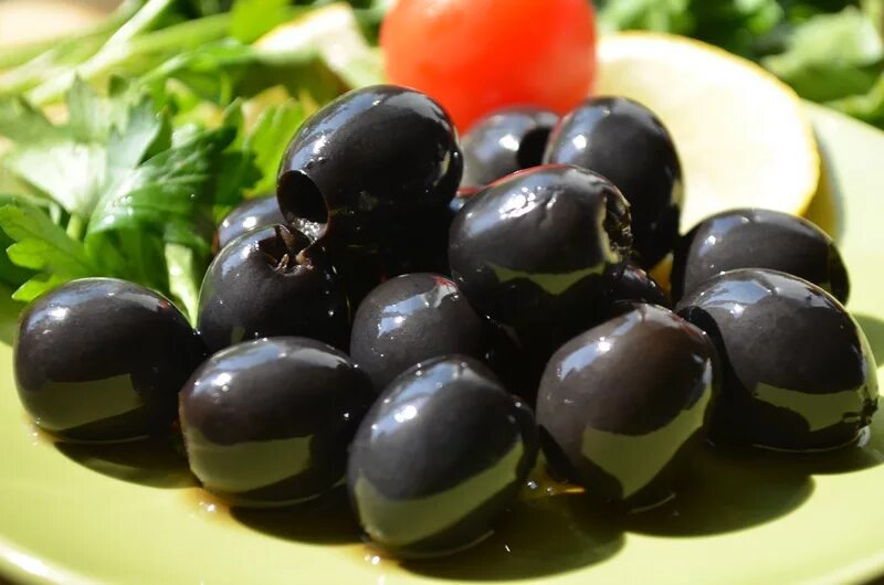 Польза косточек маслин. Оливки и маслины. Маслины черные. Спелые оливки. Малинs.