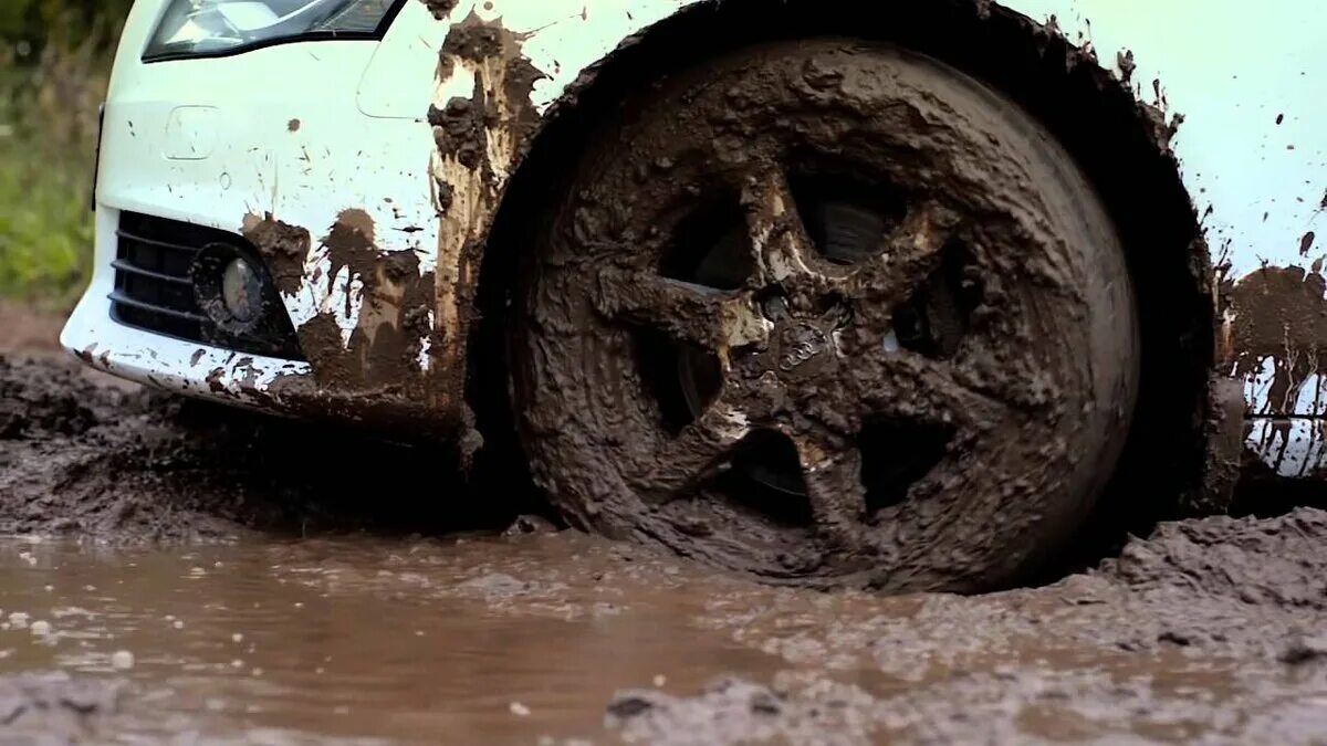 Почему машина грязная. Машина застряла в грязи. Автомобиль застрял в грязи. Машина буксует. Машина забуксовала в грязи.
