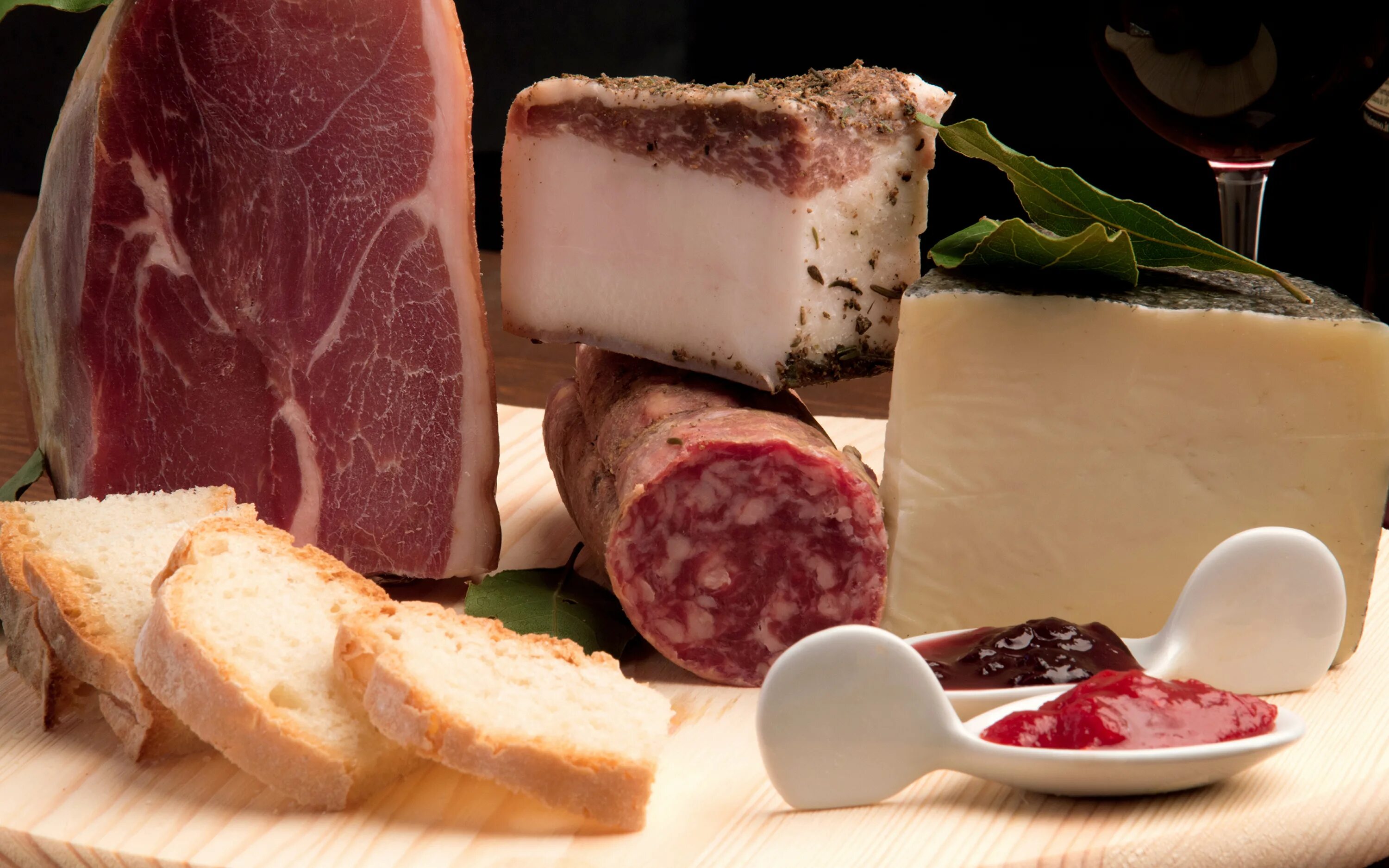 нарезка колбаса с сыром. сыры деликатесы. мясо пармезан. хлеб колбаса сыр. мясо сыр вино.
