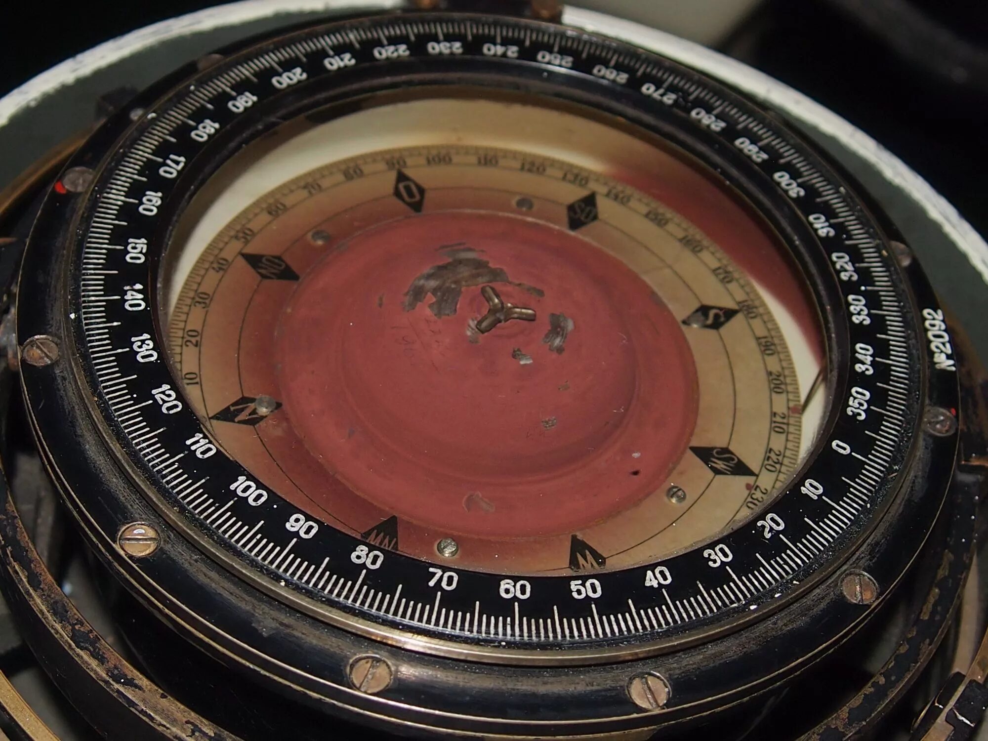 Компас года 2024. Корабельный гирокомпас компас 19 век. Магнитный компас судовой. Старинный Корабельный компас. Старинный магнитный компас.