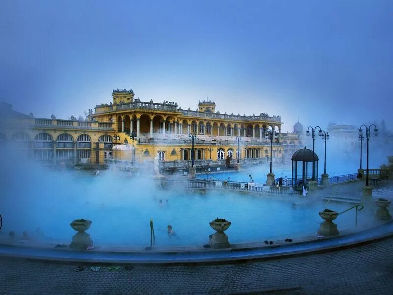 Венгрия термальная. Будапешт купальни сечени зимой. Термальные купальни сечени. Будапешт термальные купальни. Купальня сеченьи будапешт.