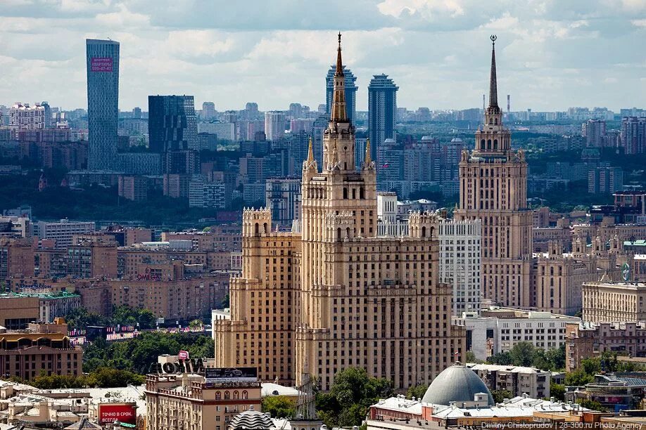 Сталинская высотка Кудринская. Высотка, Москва, Кудринская площадь. Жилой дом на Кудринской площади сталинская высотка. Высотное здание на Кудринской площади.