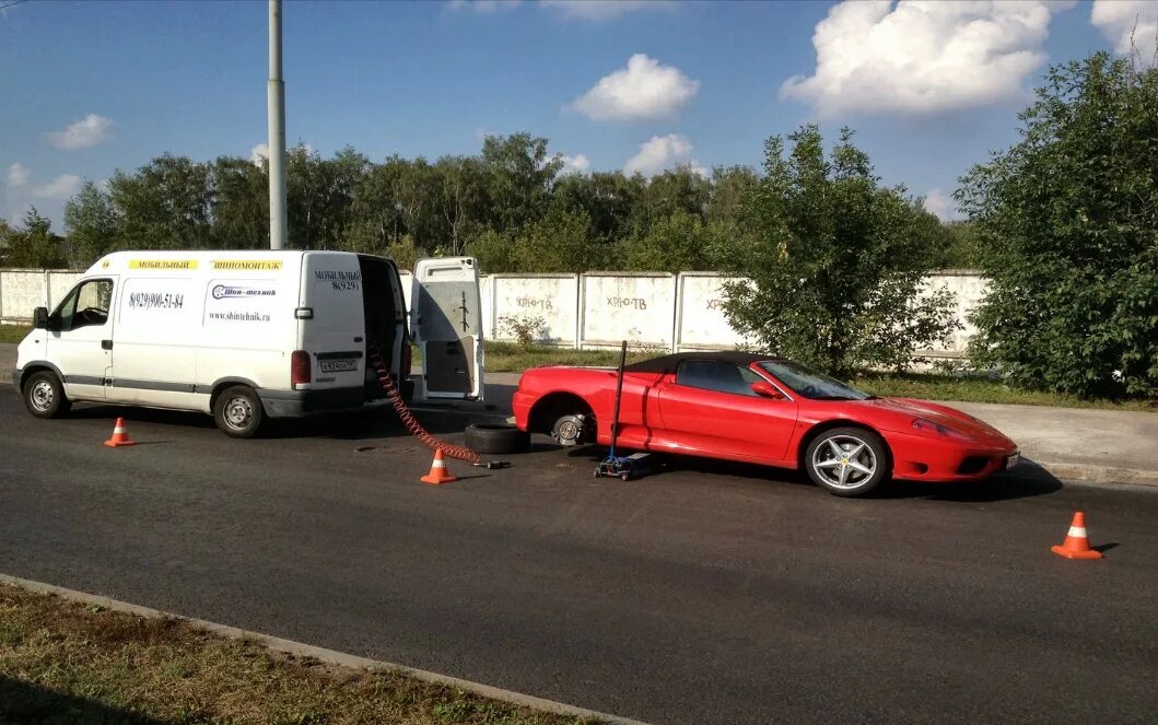 Авторемонт на дороге. Шиномонтаж выезд. Автомобиль техпомощи на дороге. Выездной автосервис. Мобильный шиномонтаж реклама.