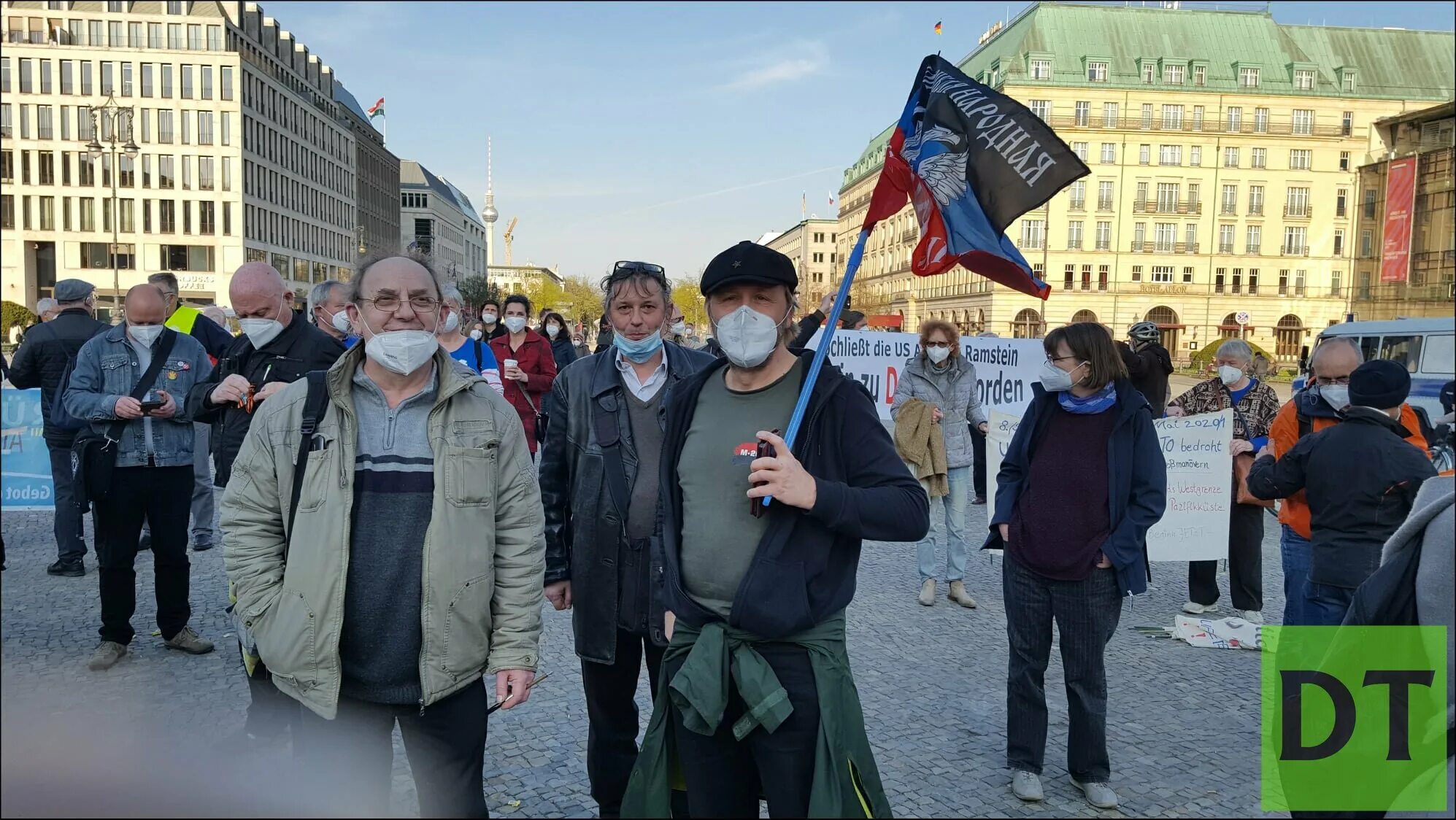 Остановитесь украина. Демонстрация в Берлине против войны. Митинги против войны с Украиной. Митинг в Берлине. Митинг в Берлине против войны на Украине.