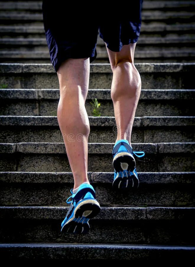 Ее сильные ноги. Ноги спортивного человека. Ступеньки ноги спорт. Бег по лестнице мышцы.