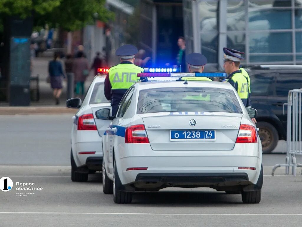 Полицейская машина. Машина "полиция". Автомобиль «полиция». Машины полиции России. Штраф без прав на машине 2024