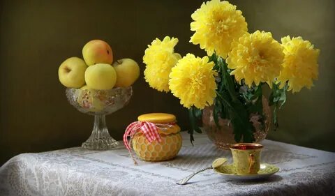 Цветы в желтой вазе