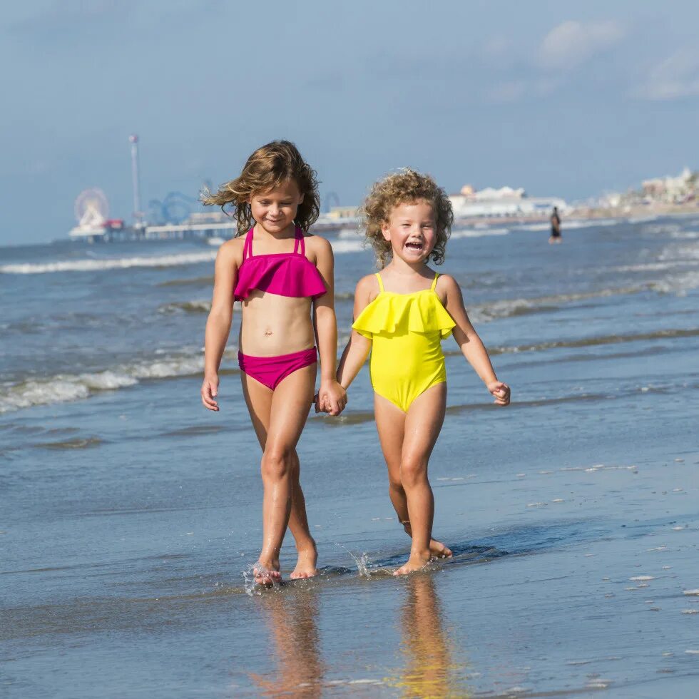 Children's nudism. Детские пляжи. Детишки на пляже. Ребятишки на пляже. Детский пляж.