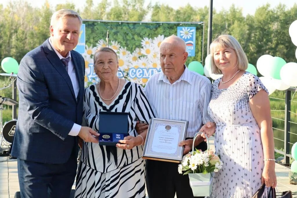 пара на пару семья на семью. семейная пара в германии. пара на пару семья на семью. счастливая пара. красивые счастливые пары.