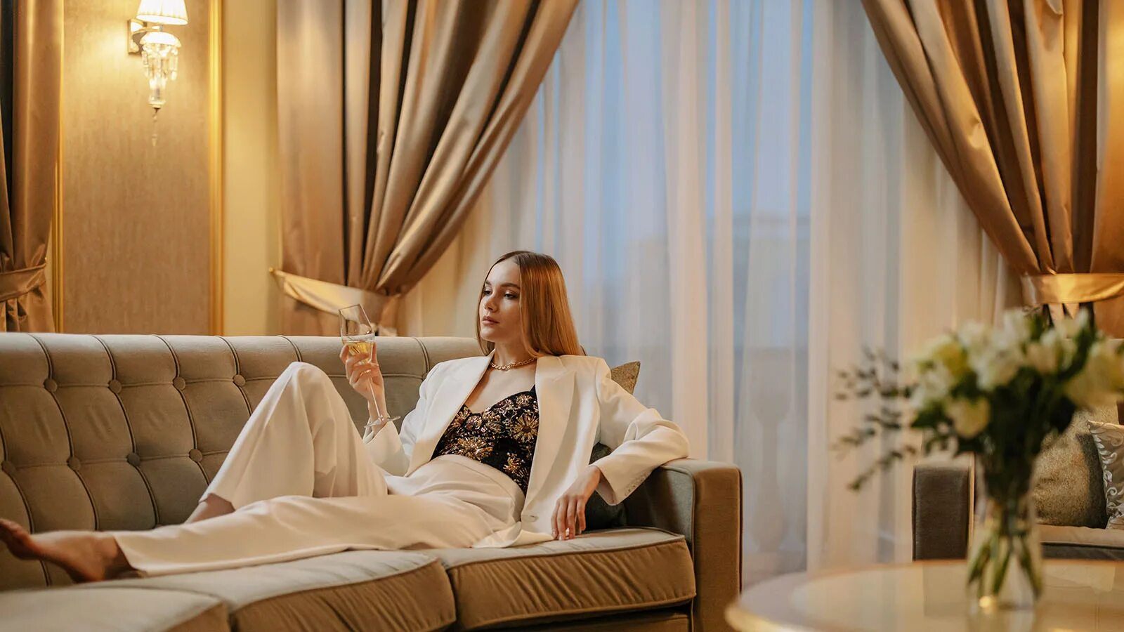 Песня relaxed scene. VIP отель Россия девушка. Лакшари дейтинг. Luxury Elite - Phoebe.