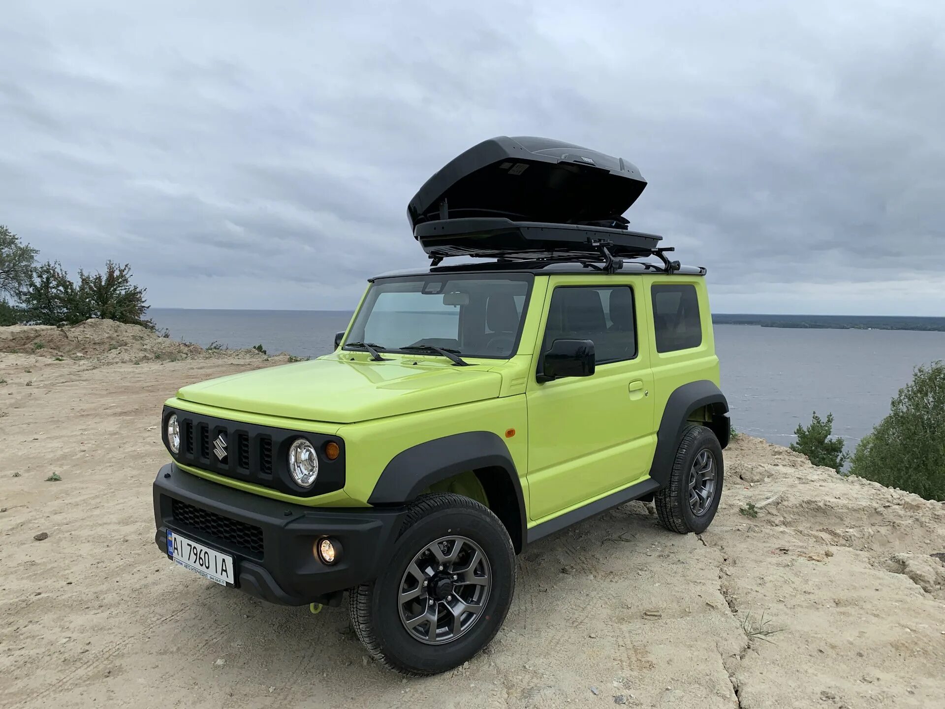 Suzuki jimny багажник на крышу. Крыша сузуки джимни. Бокс на крышу сузуки джимни. Джимник с большим багажником. Сузуки джимни 2019 багажник.