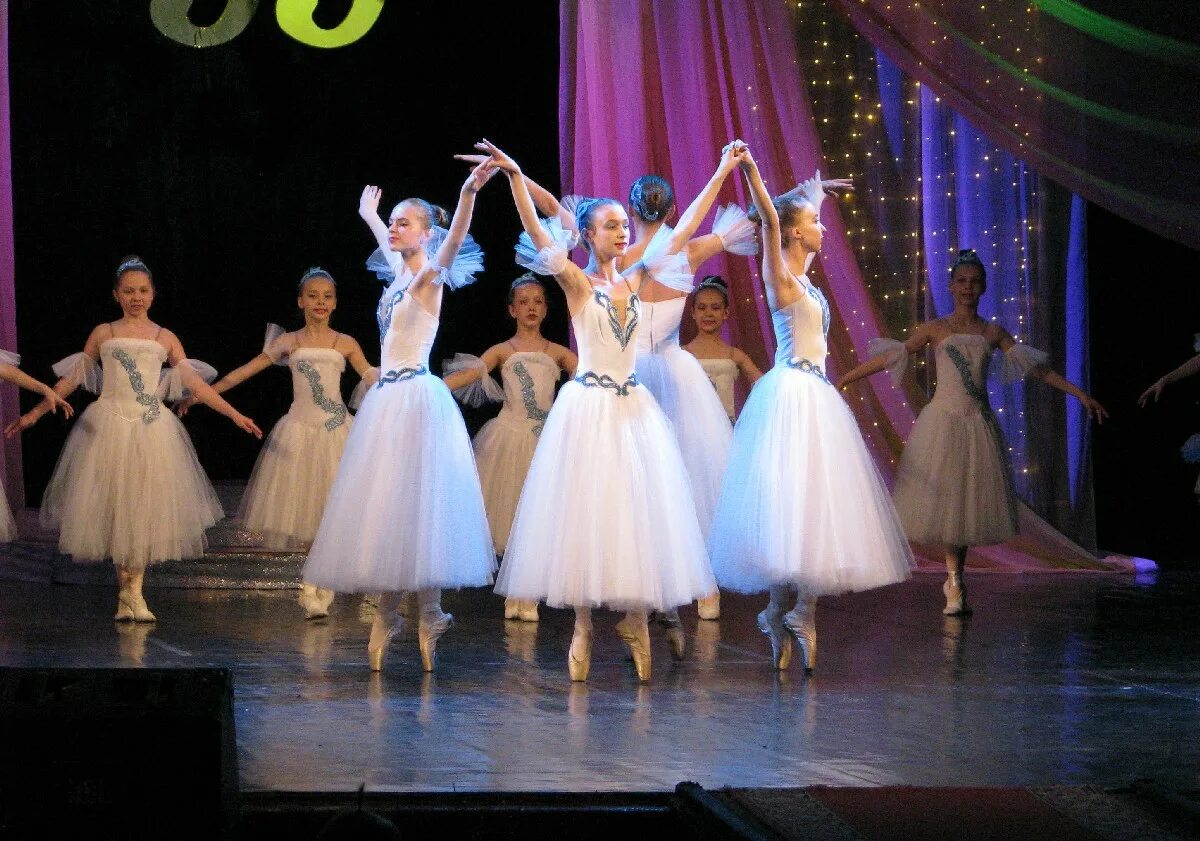 Танцевальный коллектив аллегро тула. Танцевальный конкурс фото. Танцевальный ансамбль аллегро. Аллегро танцы. Студия бальных танцев аллегро.